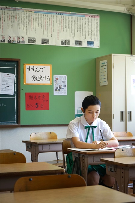 张子枫漫步校园画面唯美 王俊凯变手机助力友情升华