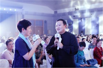 大赛组委会主席刘传江先生与聋人选手家长互动