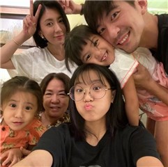 摔断门牙波妞傻笑问：美吗？咘咘做鬼脸表情搞怪