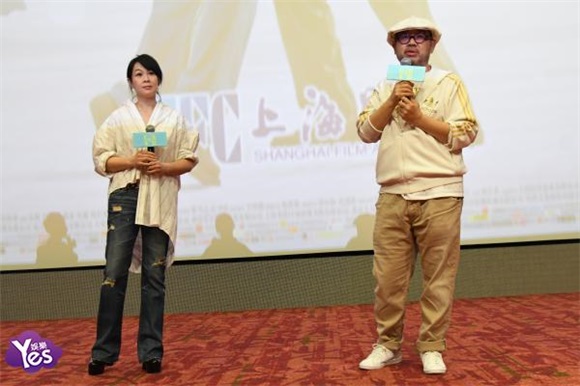 〈Yes 上海现场〉汤唯到戏院支持刘若英新气 带鲜花配保健食品打气