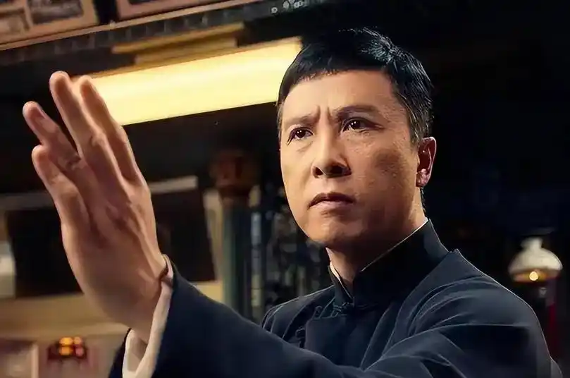 62岁甄子丹现身两会被围堵，笑称“打不过春晚机器人”