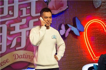 男嘉宾连线前台