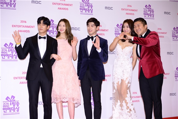 刘在石、HAHA、郑俊河等一同走上「2016 MBC放送演艺大赏」红毯