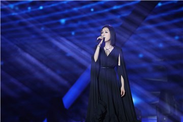 杨千嬅获年度实力女歌手大奖 再唱《处处吻》引发经典回忆杀