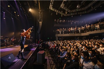 丁当“当我们再一起”演唱会上海开跑，千人爆场丁当火辣应对