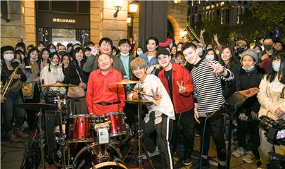 鼓鼓吕思纬与街头群众提前过圣诞！合作街头艺人鼓手勇哥吸500人潮