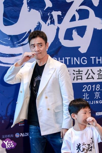 〈Yes 北京现场〉李光洁出席公益摄影展开幕式 与小朋友大跳「鲨鱼舞」