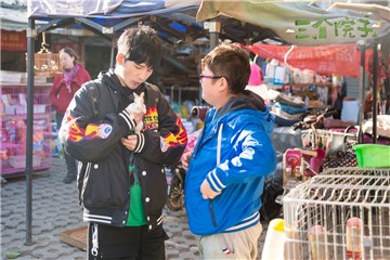 怀抱兔子满脸宠溺大张伟圆童年梦想