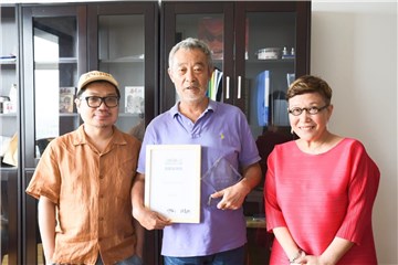 田壮壮获青年电影手册杰出电影成就奖 刘苗苗程青松送奖上门