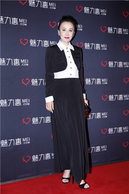 刘嘉玲全黑Look女王气场足 与外籍友人热聊谈笑风生