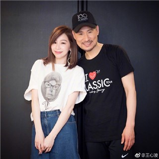 王心凌跟歌神张学友同框 照片晒微博说要爱现一下