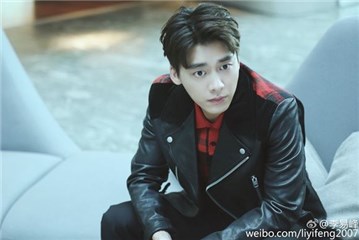 李易峰皮夹克上身超帅 街头look时尚max