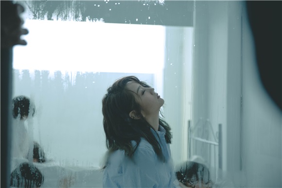何洁治愈歌曲《给陌生女孩的歌》大获好评 温情MV上线动人心弦