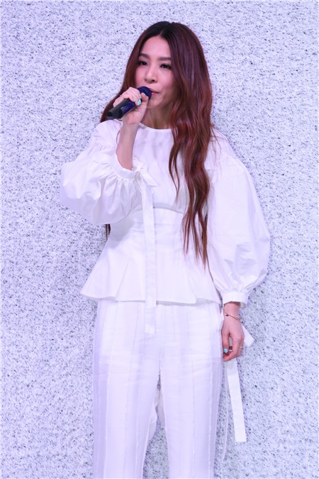 Hebe田馥甄上海出席品牌代言活动 白色两件式裤装献唱干练飘逸