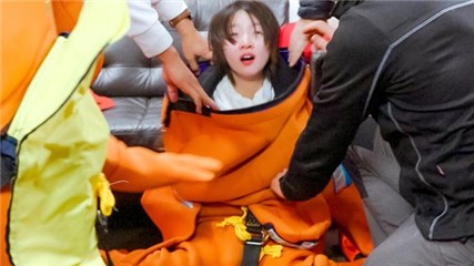 周冬雨在成员们协助下穿救生衣,“任人摆布”