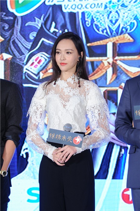 吴建豪出席《锦绣未央》开播发布会 唐嫣蕾丝透视衫配高腰裤时尚可爱