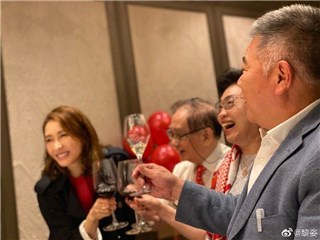48岁黎姿庆父母金婚 大15岁「残疾富商」罕见现身