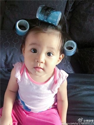 坑娃！贾静雯雨天玩女儿 咘咘版「包租婆」萌翻网友