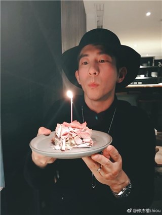 修杰楷生日 咘咘亲手绘卡片