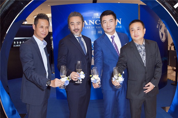 吴秀波标配丸子头超帅气 出席海洋公益坦言爱潜水