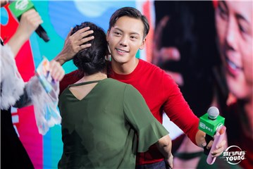陈伟霆见面会上大玩freestyle 与萌娃亲密互动笑称当爸看缘分