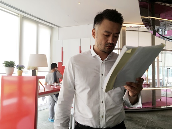 曹卫宇顶高温敬业拍戏 胡子大叔变温馨暖男