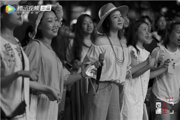阿雅在筹款义演晚会上