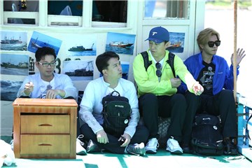 成员们坐船前往荒岛