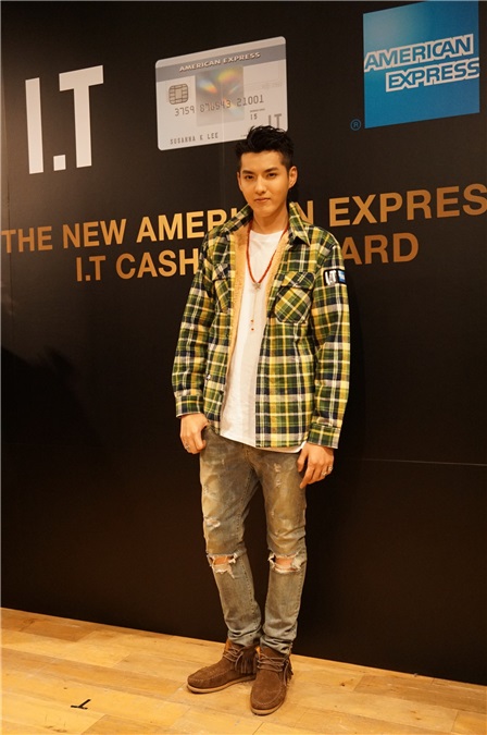 吴亦凡出席信用卡发布会