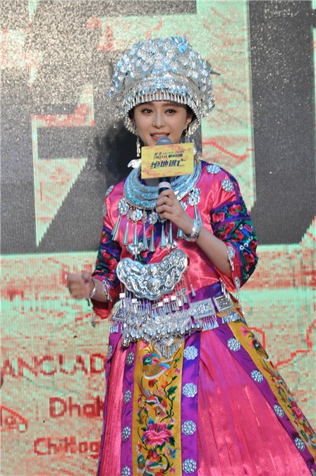 成龙《绝地逃亡》发布会「最炫民族风」跳舞卖萌 范冰冰变身「最美苗族小妹」