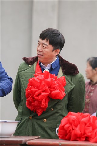 戴上大红花化身知识青年的黄渤