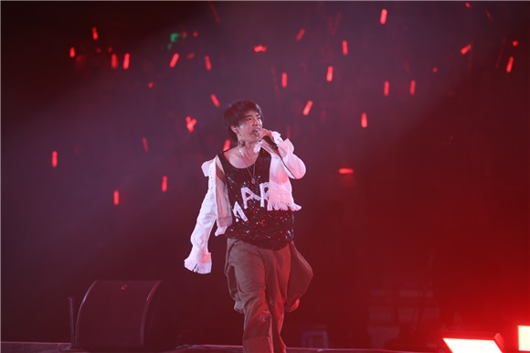 华晨宇「火星」演唱会完美收官 方大同助阵嗨唱深圳湾