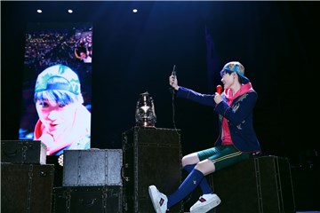 李宇春“流行”巡演上海站开唱 高甜致电粉丝浪漫十足