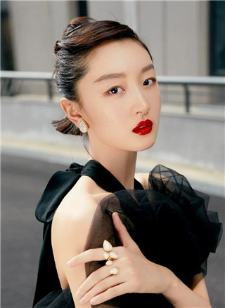 周冬雨穿黑色露背纱裙配红唇  脖颈线条美如黑天鹅