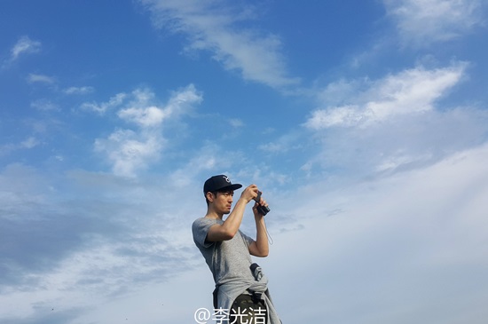 李光洁草原避暑玩摄影 「沾花惹草」不亦乐乎