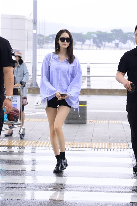〈Yes 首尔现场〉允儿爽朗夏日蓝现身机场 修长美腿崭露无遗