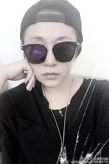 马丽高冷曝照朋克十足 网友:喜剧女王也能扮酷