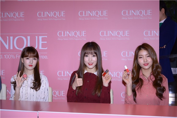 Clinique举办签名会 GFriend集体清纯亮相