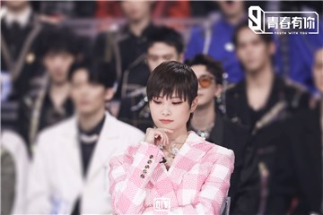 《青春有你3》训练生们超吸睛 梁森耀眼光头引发LISA关注