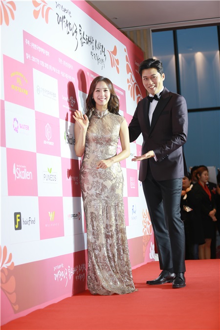 Nana、李贞贤、李东辉等出席第六届大韩民国TOP STAR奖颁奖典礼