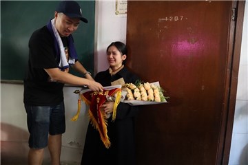 张婧仪《我要我们在一起》杀青 泪洒现场获赠流动红旗