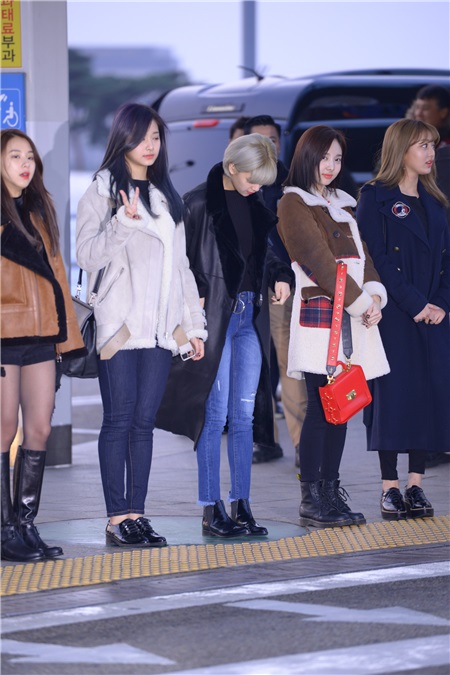 GFriend、TWICE前往香港参加《2016MAMA》