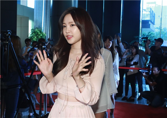 韩国女团APINK出席独家MTV进棚记者会