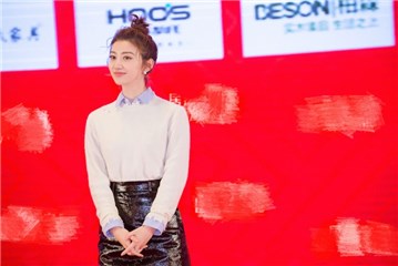 景甜毛衣配短裙保温杯不离手 「养生小仙女」再上线