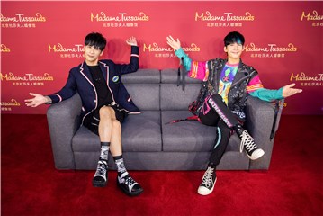 大张伟与本人蜡像合影
