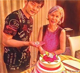 孝顺boy！周杰伦为妈妈庆生 手捧鲜花超暖心