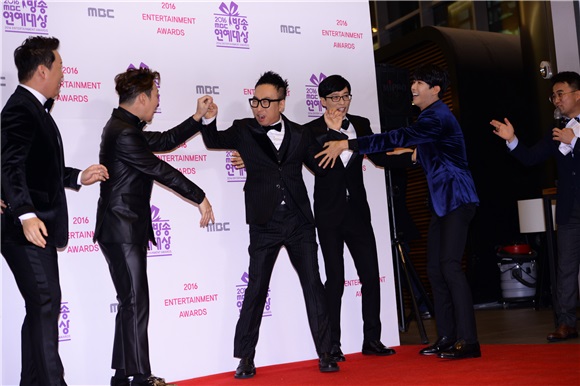 刘在石、HAHA、郑俊河等一同走上「2016 MBC放送演艺大赏」红毯