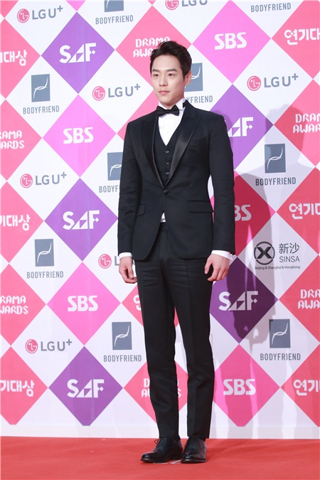 2016sbs演技大赏举行 朴信惠、李准基、IU、李敏镐等出席红毯