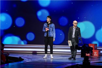 男嘉宾兼职模特身材棒外型好