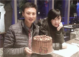 私会短发女疑与周慧敏婚姻亮红灯·倪震：我和太太很好